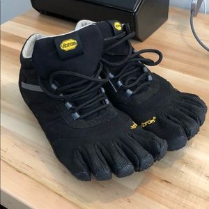 Vibrant Trek Ascent insulated FiveFingers shoes